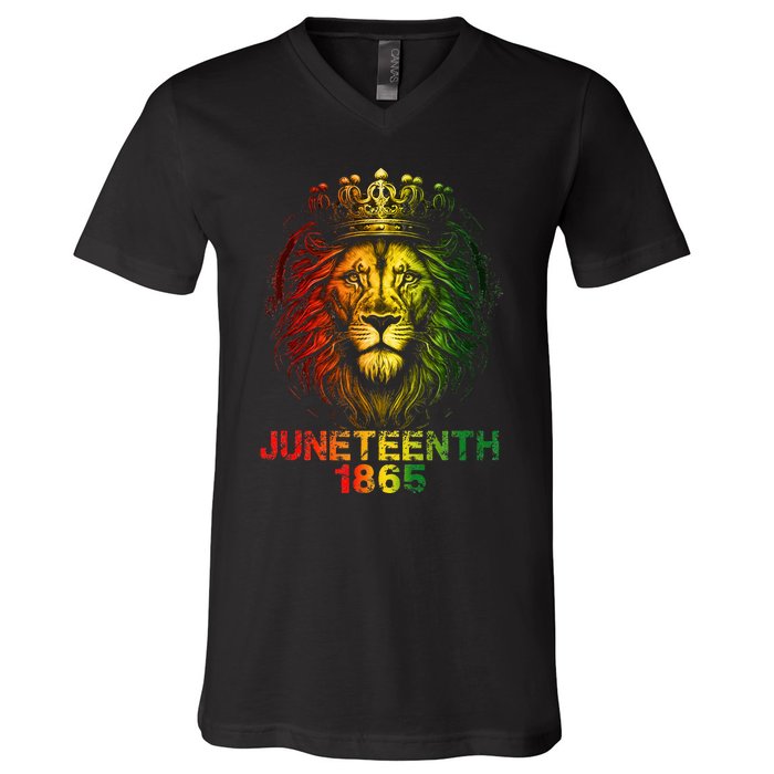 1865 Juneteenth Celebrate Lion African American Freedom Day V-Neck T-Shirt