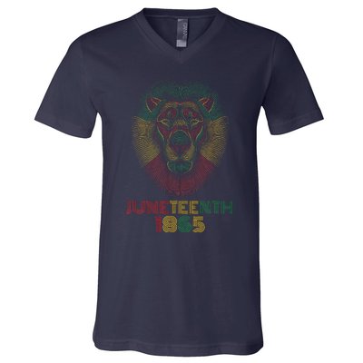 1865 Juneteenth Celebrate Lion African American Freedom Day V-Neck T-Shirt