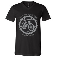 50 Year Old Mountain Biker Biking Cycling 1972 50th Birthday V-Neck T-Shirt