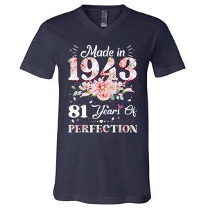 81 Year Old Made In 1943 Floral 81st Birthday Gifts V-Neck T-Shirt