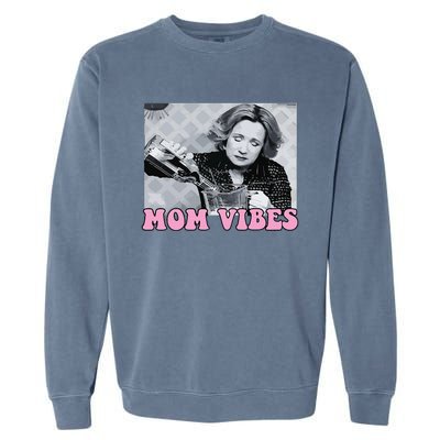 90’S Mom Vibes Vintage Retro Funny Mom Life Mother Day Garment-Dyed Sweatshirt