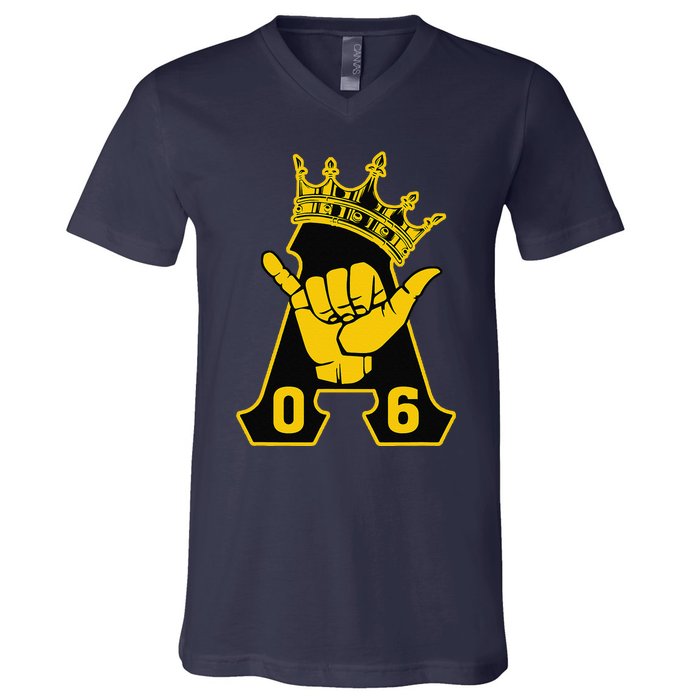 Alpha African 1906 Fraternity Hand Sign Crown V-Neck T-Shirt