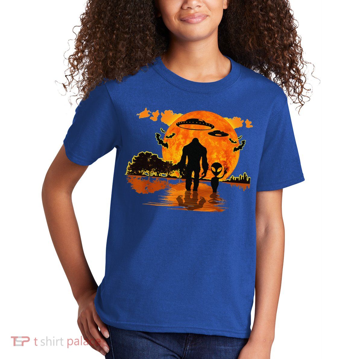 Alien And Bigfoot Sasquatch Moon Halloween Kids T-Shirt