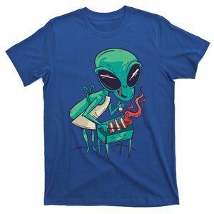 Alien Cooking Barbecue Grill Graphic Meaningful Gift T-Shirt