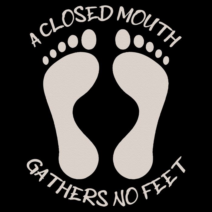 A Closed Mouth Gathers No Feet Funny Pun Corny Dad Joke Drawstring Bag