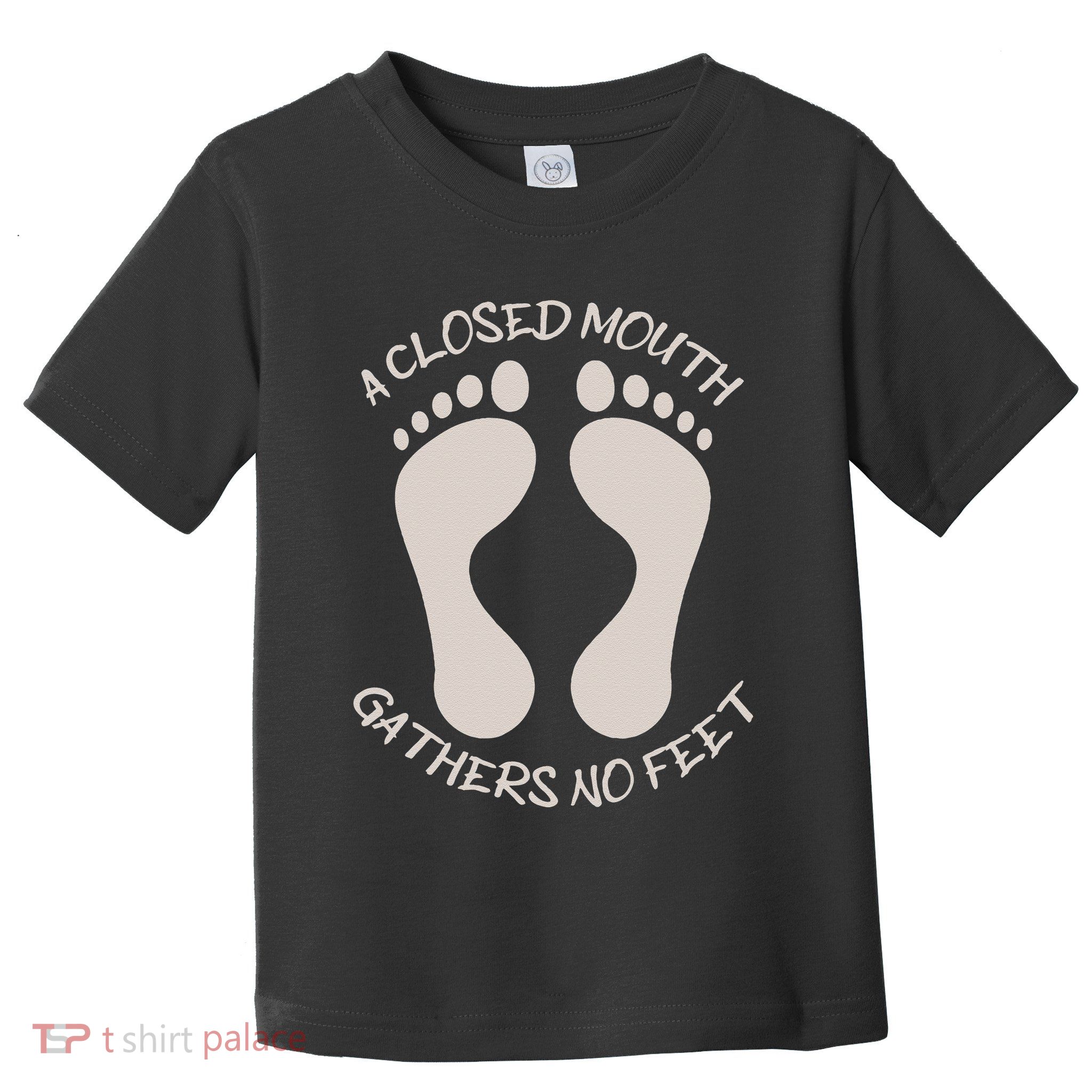 A Closed Mouth Gathers No Feet Funny Pun Corny Dad Joke Toddler T-Shirt
