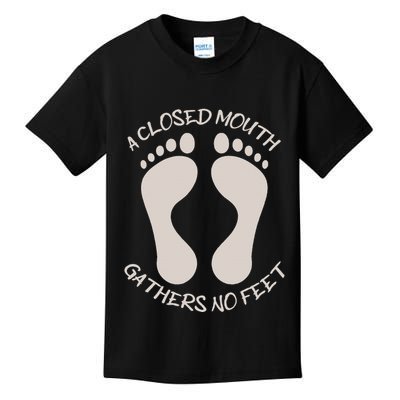 A Closed Mouth Gathers No Feet Funny Pun Corny Dad Joke Kids T-Shirt