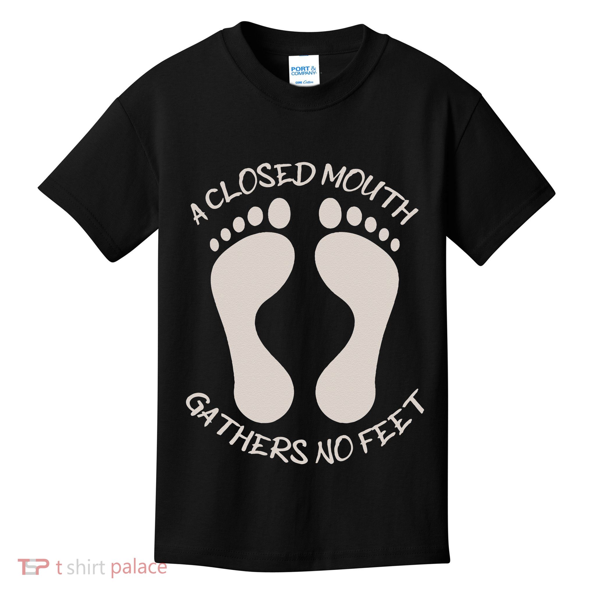 A Closed Mouth Gathers No Feet Funny Pun Corny Dad Joke Kids T-Shirt