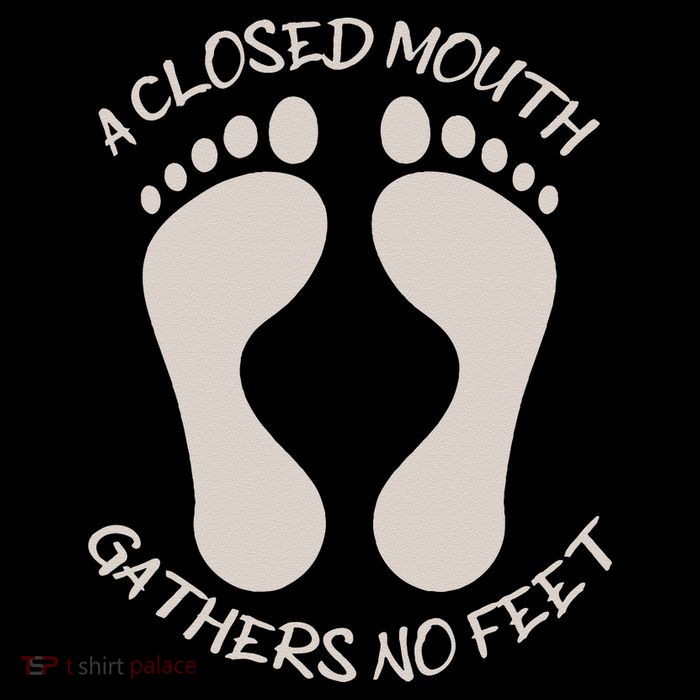 A Closed Mouth Gathers No Feet Funny Pun Corny Dad Joke Kids T-Shirt