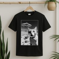 A cat taking a selfie with a ufo spaceship funny pun meme T-Shirt