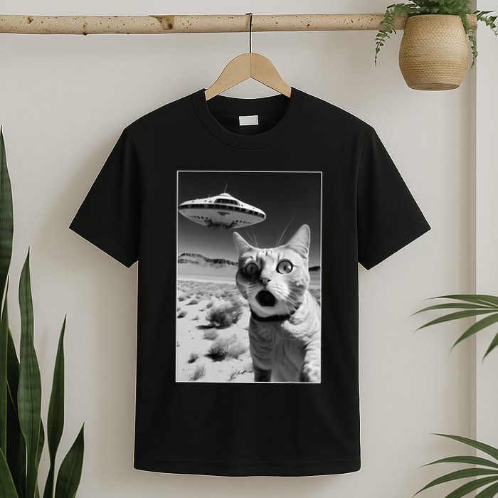 A cat taking a selfie with a ufo spaceship funny pun meme T-Shirt