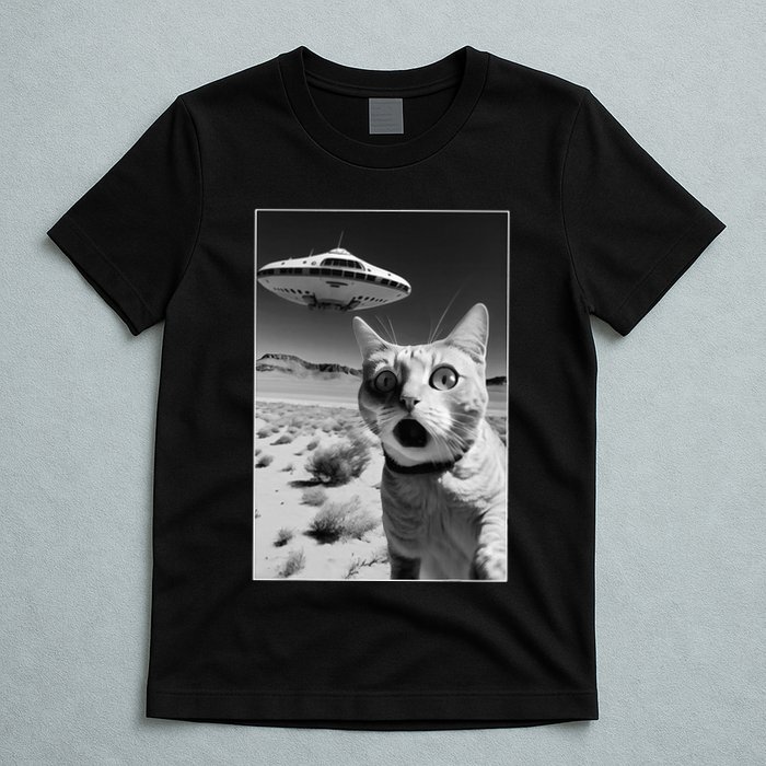 A cat taking a selfie with a ufo spaceship funny pun meme T-Shirt