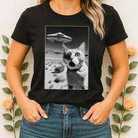 A cat taking a selfie with a ufo spaceship funny pun meme Womens T-Shirt