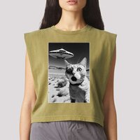 A cat taking a selfie with a ufo spaceship funny pun meme Garment-Dyed Women's Muscle Tee