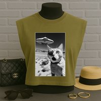 A cat taking a selfie with a ufo spaceship funny pun meme Garment-Dyed Women's Muscle Tee