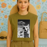 A cat taking a selfie with a ufo spaceship funny pun meme Garment-Dyed Women's Muscle Tee