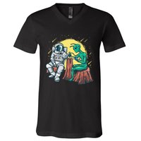 Alien Inking Astronaut Ink Funny Tattoo Artist V-Neck T-Shirt