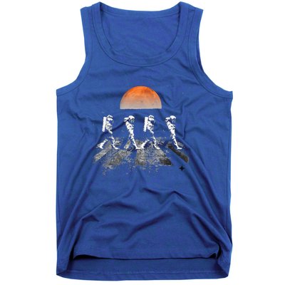 Astronauts Journey To Mars Astronauts In Walking In Space Tank Top