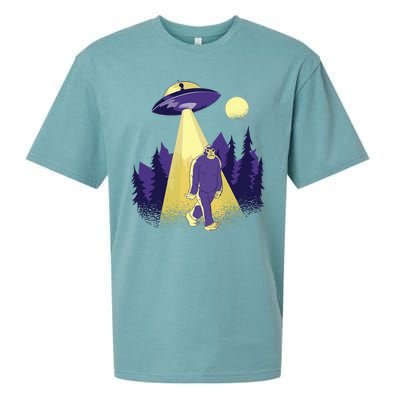 Aliens Kidnapping Bigfoot Sueded Cloud Jersey T-Shirt