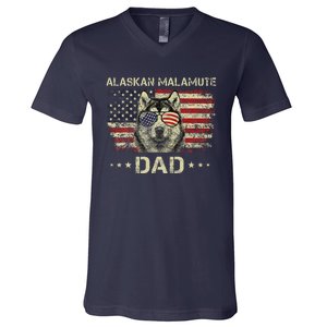 Alaskan Malamute Dad Dog Lovers American Flag 4th Of July V-Neck T-Shirt