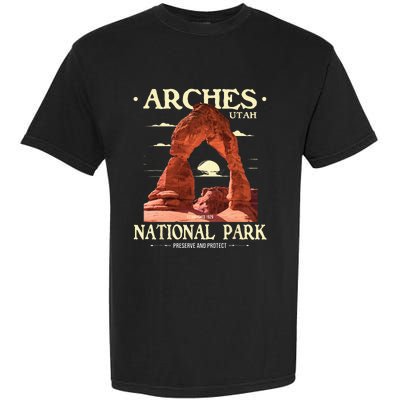 Arches National Park Retro Hiking & Camping Lover Garment-Dyed Heavyweight T-Shirt