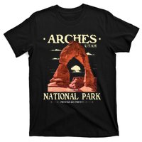 Arches National Park Retro Hiking & Camping Lover T-Shirt