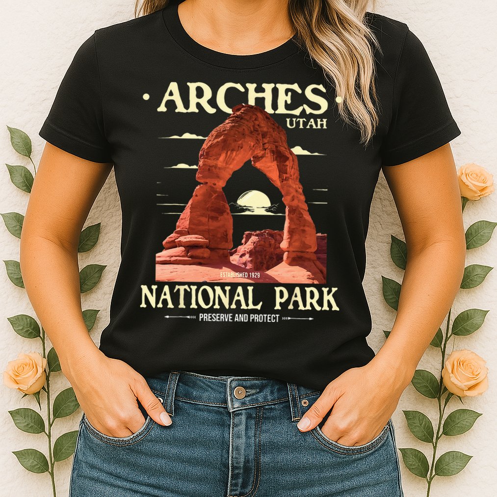 Arches National Park Retro Hiking & Camping Lover Womens T-Shirt