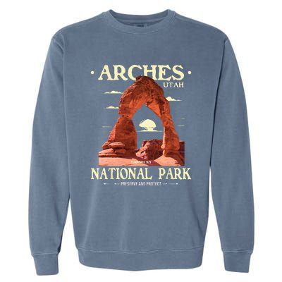 Arches National Park Retro Hiking & Camping Lover Garment-Dyed Sweatshirt