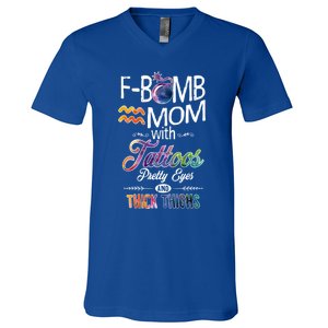 Aquarius Symbole Mom With Tattoos Pretty Eyes Thick Thighs Great Gift V-Neck T-Shirt