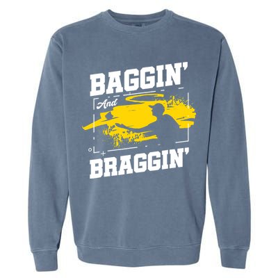 Baggin´ And Braggin´ | Bean Bag Toss | Cornhole Player Garment-Dyed Sweatshirt