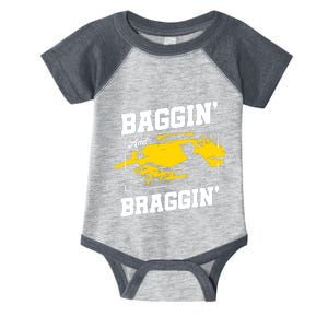 Baggin´ And Braggin´ | Bean Bag Toss | Cornhole Player Infant Baby Jersey Bodysuit