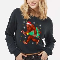 Bigfoot Carrying Christmas Tree Funny Xmas 2021 Sasquatch Cropped Pullover Crew