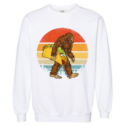 Bigfoot Carrying Taco Funny Cinco De Mayo Sasquatch Garment-Dyed Sweatshirt