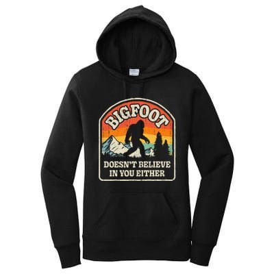 Bigfoot Doesn't Believe In You Either Funny Sasquatch Retro Women's Pullover Hoodie