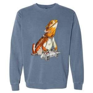 Bearded Dragon Playing Video Games Reptiles lizard Gamers Garment-Dyed Sweatshirt