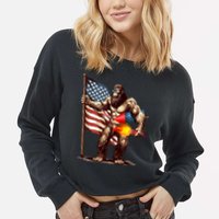 Bigfoot Fireworks 4th Of July Sasquatch American US Flag Cropped Pullover Crew