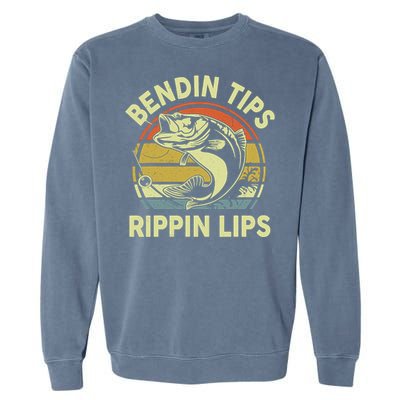 Bass Fish Dad Bendin Tips Rippin Lips Funny Papa Fishing Garment-Dyed Sweatshirt