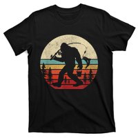 Bigfoot Fishing Funny Retro Sasquatch Fishermen Men T-Shirt