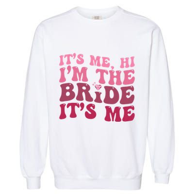  Bride Funny Its Me Hi I'm The Bride Its Me Garment-Dyed Sweatshirt