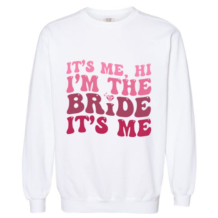  Bride Funny Its Me Hi I'm The Bride Its Me Garment-Dyed Sweatshirt
