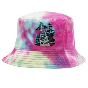 Bigfoot Hiding From Alien In A Ufo Behind A Tree Forest Tie-Dyed Bucket Hat