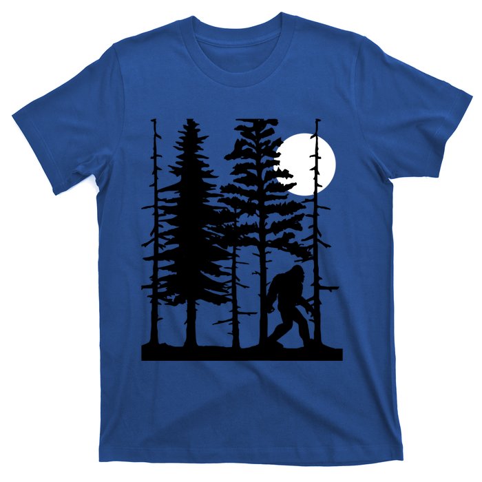 Bigfoot Hiding In Forest For Sasquatch Believers Gift T-Shirt