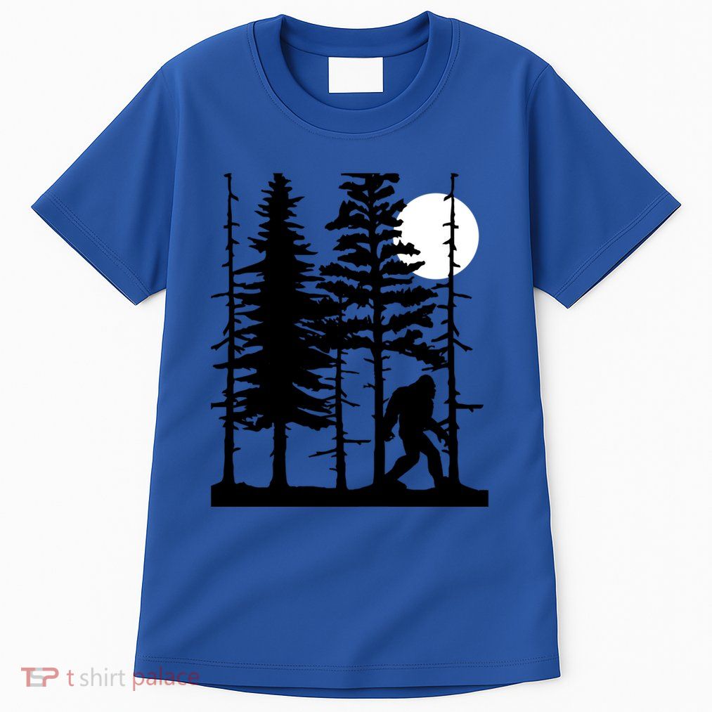Bigfoot Hiding In Forest For Sasquatch Believers Gift Tall T-Shirt