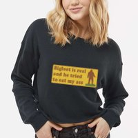 Bigfoot Is Real And He Tried To Eat My Ass Funny Oddly Specific Meme Cropped Pullover Crew