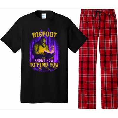 Bigfoot Knows How To Find You Loves To Read Cool Gift Pajama Set