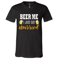 Beer Me I Just Got Married Wedding Gift V-Neck T-Shirt