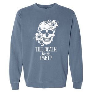 Bride or Die Skull Halloween Gothic Style Bachelorette Party Garment-Dyed Sweatshirt