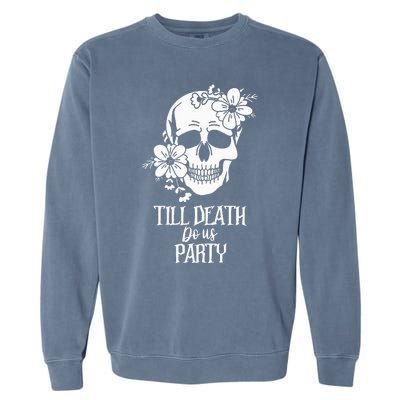 Bride or Die Skull Halloween Gothic Style Bachelorette Party Garment-Dyed Sweatshirt