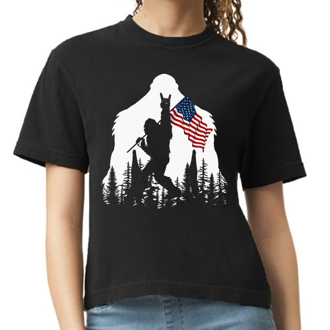 Bigfoot Rock On Hold American Flag Sasquatch Believers Comfort Colors Boxy T-Shirt