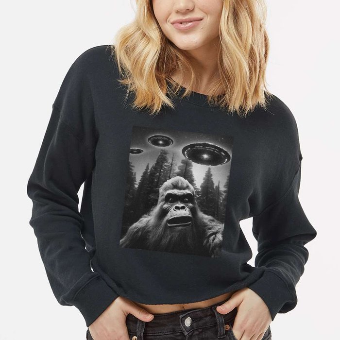 Bigfoot Sasquatch Alien Ufo Cropped Pullover Crew